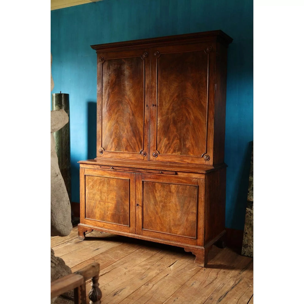 Magnificent George III estate cabinet in flame mahogany with elegant Georgian design by Collection EE40