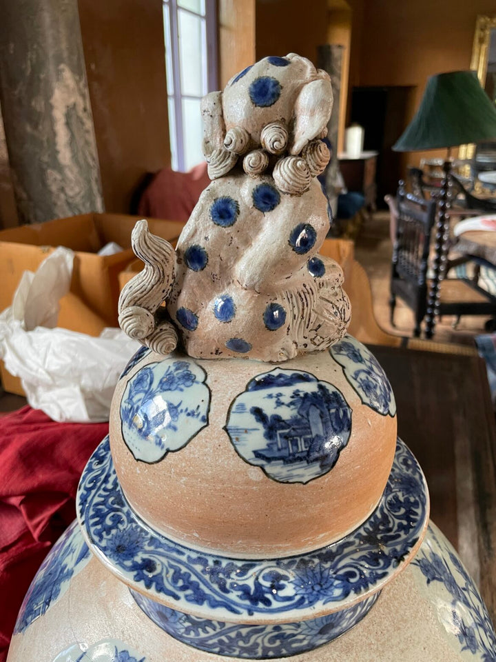 Early 18th century partly glazed Arita porcelain vase lid with cobalt blue temple lion, Collection EE20 detail view