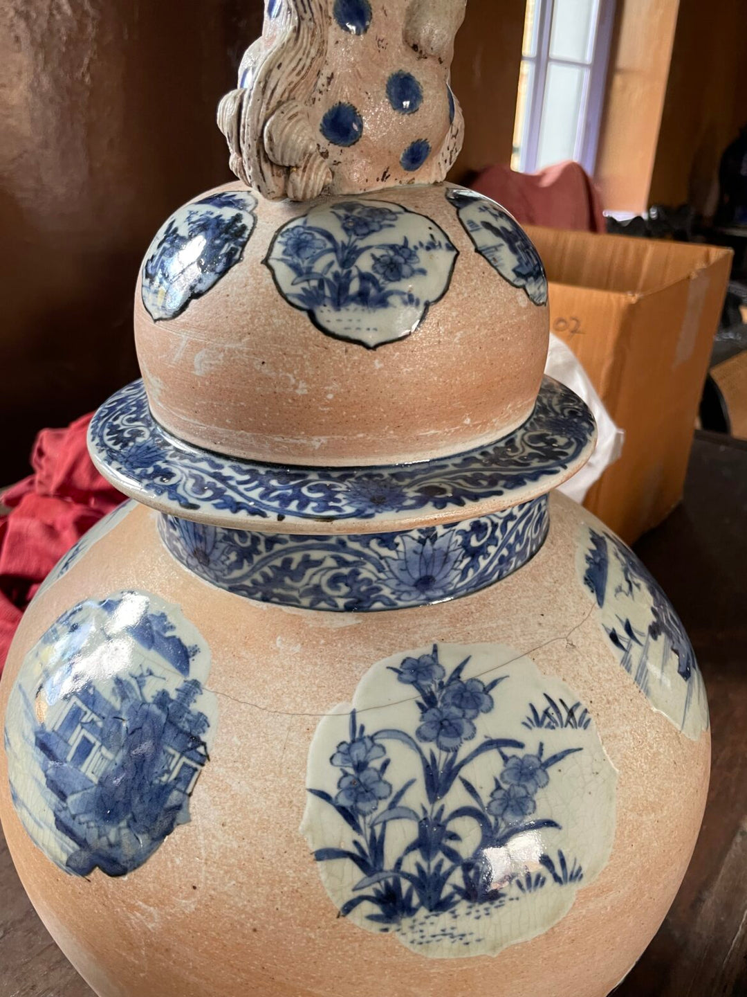 Early 18th century Arita porcelain vase with cobalt blue floral designs and mythical temple lion top by Collection EE20