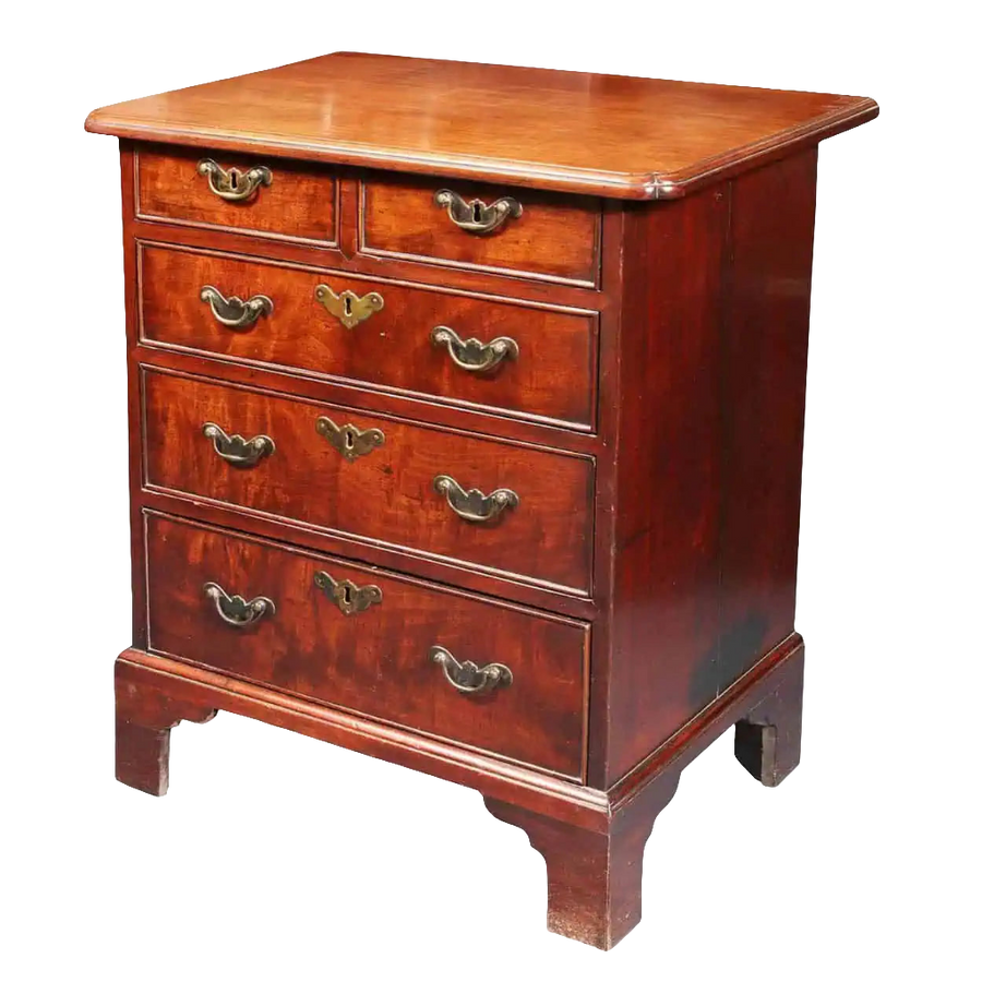 Small mahogany chest of drawers circa 1730 with brass handles and elegant design by Collection CK20