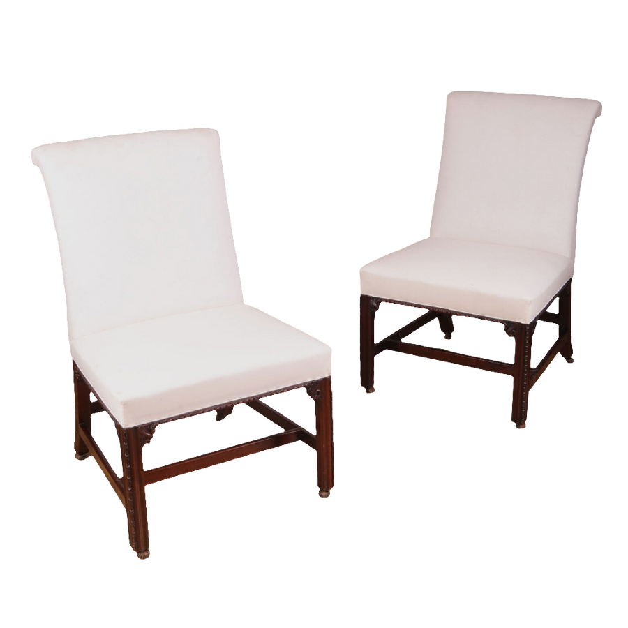 Pair of George III mahogany side chairs upholstered in white fabric from Collection CK20 with leather casters