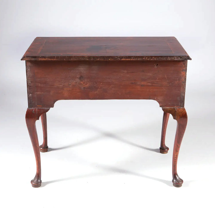 GEORGE II OAK LOW BOY with cabriole legs and early 18th century oak wood craftsmanship, circa 1735 England.