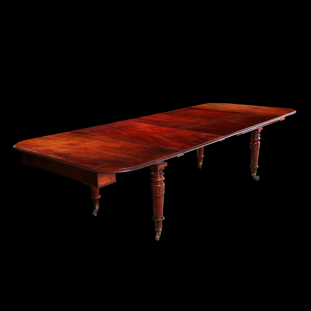 Extending Antique Dining Table in Flame Mahogany with telescopic mechanism and classic carved legs from 19th century England.