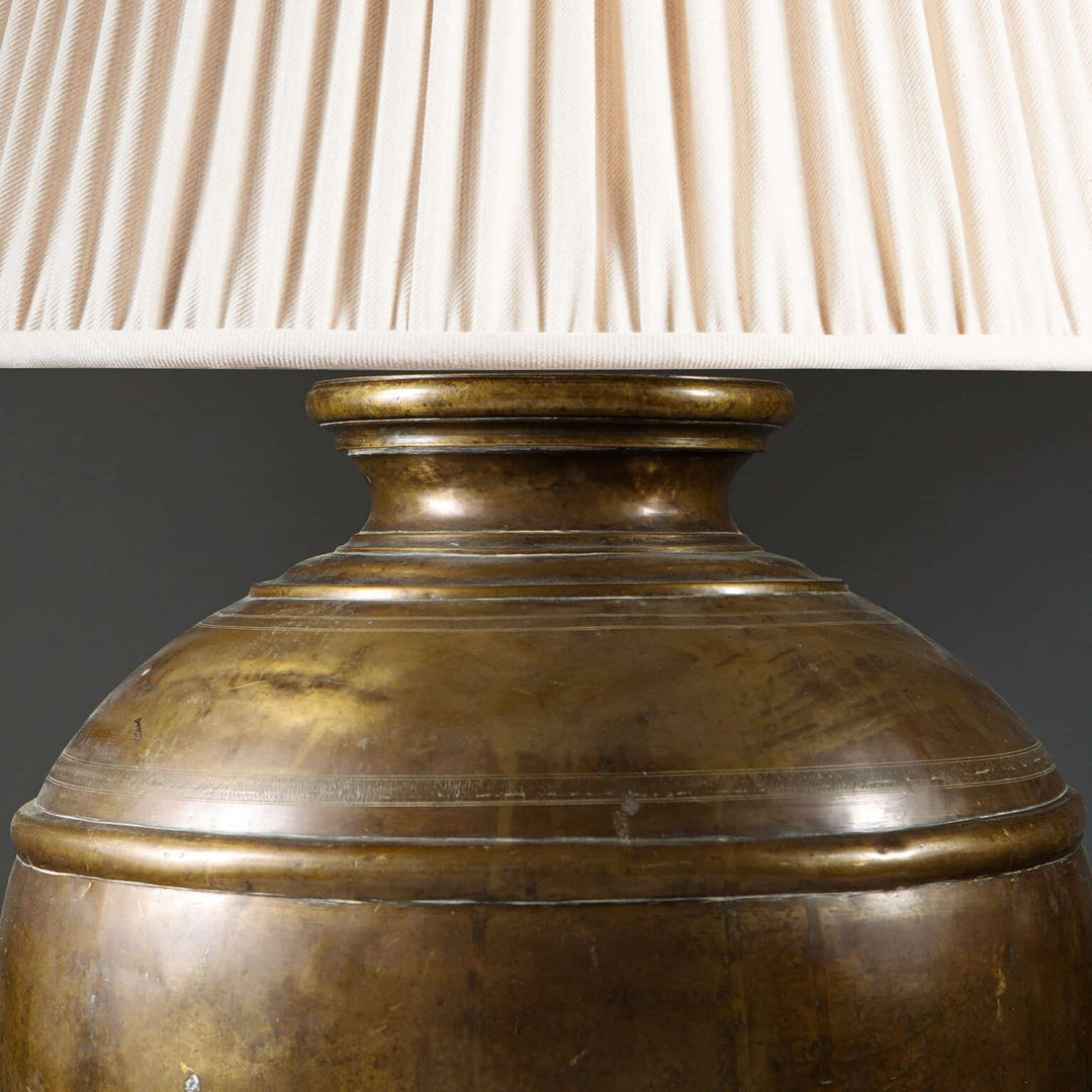 Important antique Sindh bronze pot mounted as a table lamp with large 19th century bronze base and fabric lampshade.