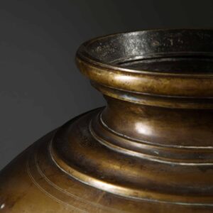 Important antique Sindh bronze pot mounted as a table lamp with detailed rim, 19th century, circa 1850, large vintage decor piece.
