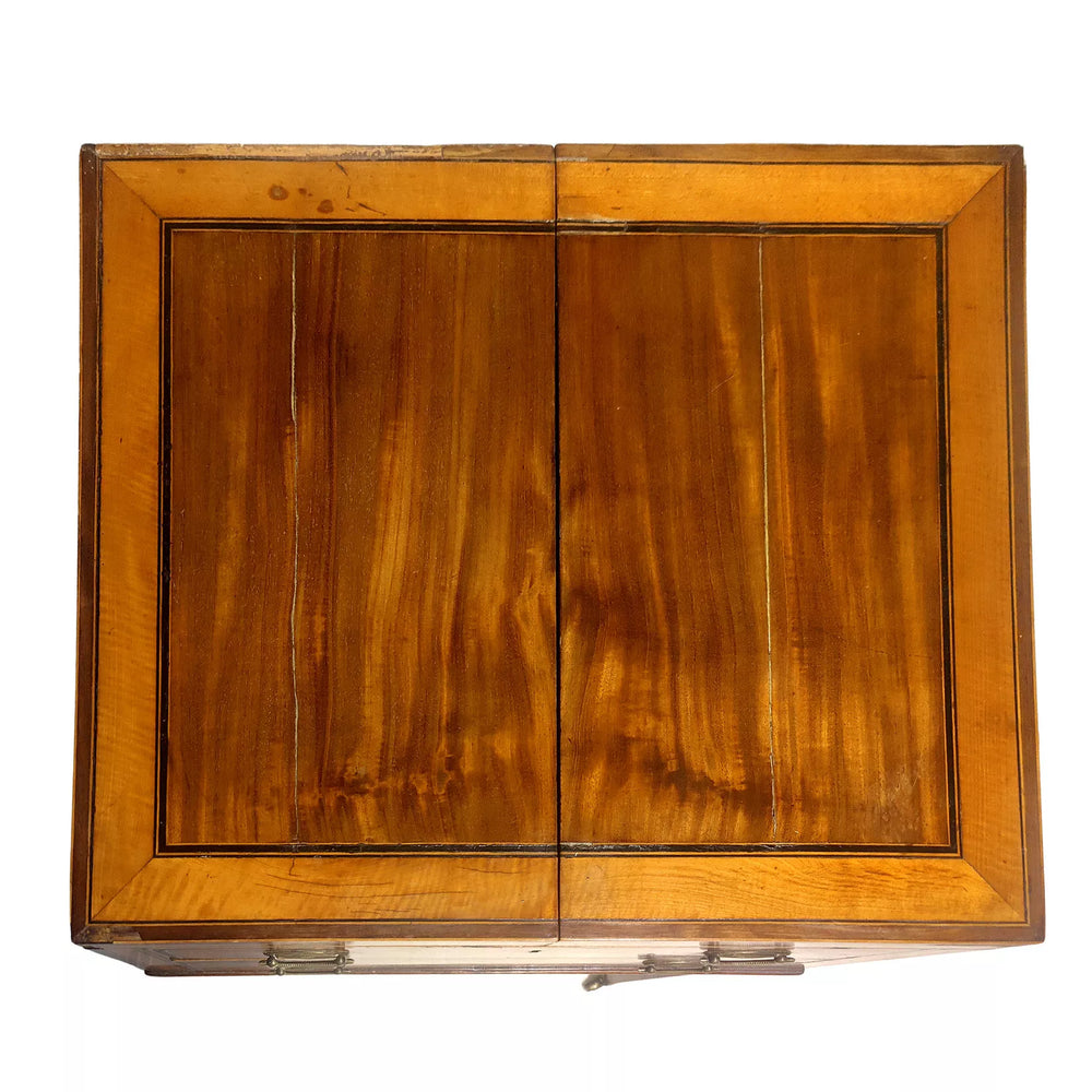George III Dressing Table Commissioned by Sir Joshua Reynolds with mahogany and satinwood veneer, late 18th century cabinet.