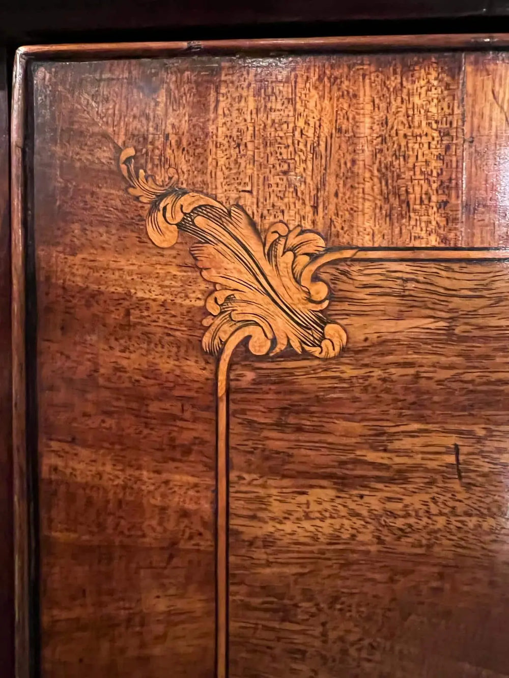 Ince and Mayhew George III Secretaire Breakfront Bookcase detailed marquetry corner on mahogany wood panel.