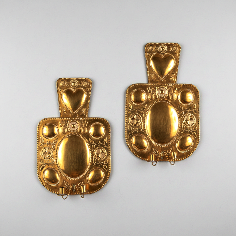 Pair of 19th century brass repousse wall lights with ornate hearts and decorations by Collection EE10, Netherlands circa 1880