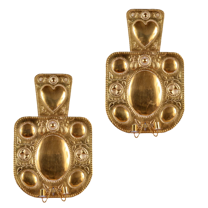Pair of 19th century brass repousse wall lights with heart motifs from Collection EE10, circa 1880 Netherlands.
